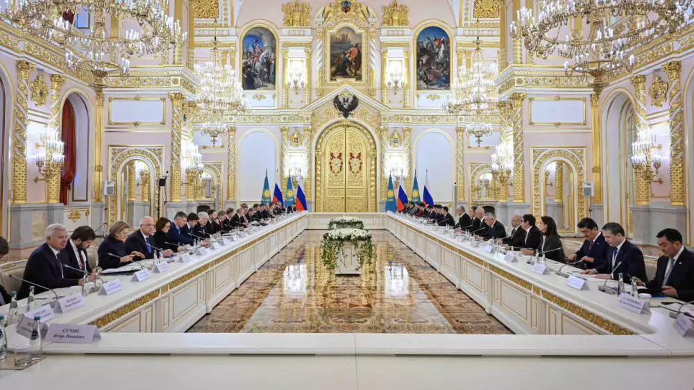 Токаев и Путин подписали декларацию о переходе межгосударственных отношений на новый уровень