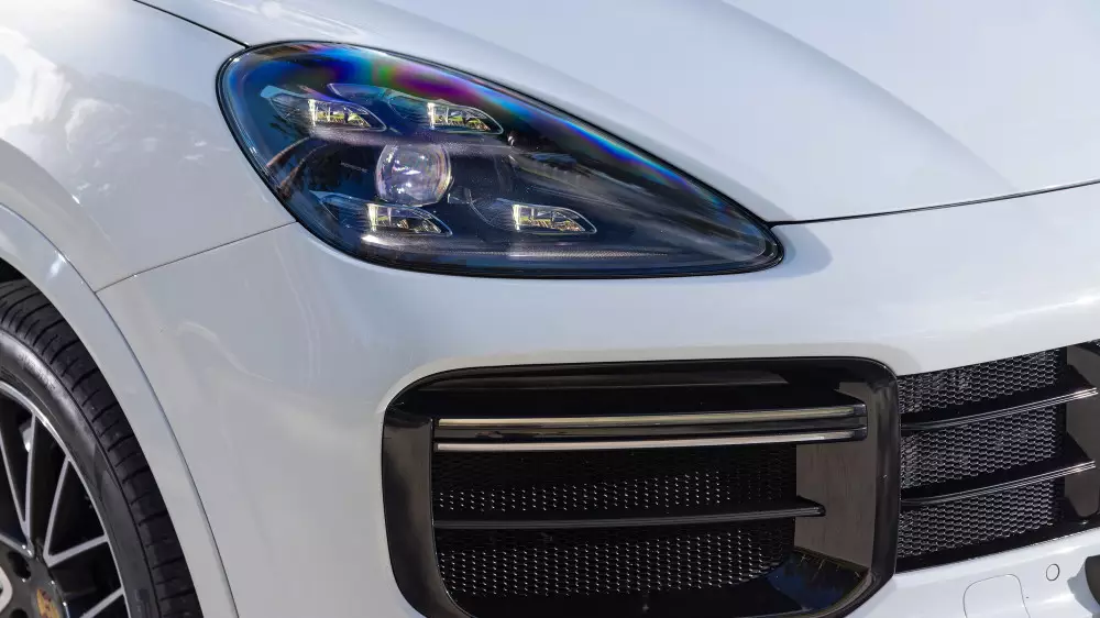 Стала известна дата выхода первого электрического Porsche Cayenne