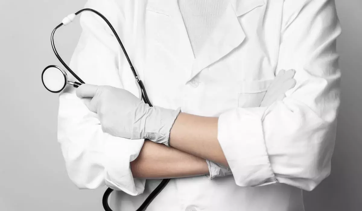 Женщина пыталась вытолкать фельдшера с лестничной площадки в Петропавловске