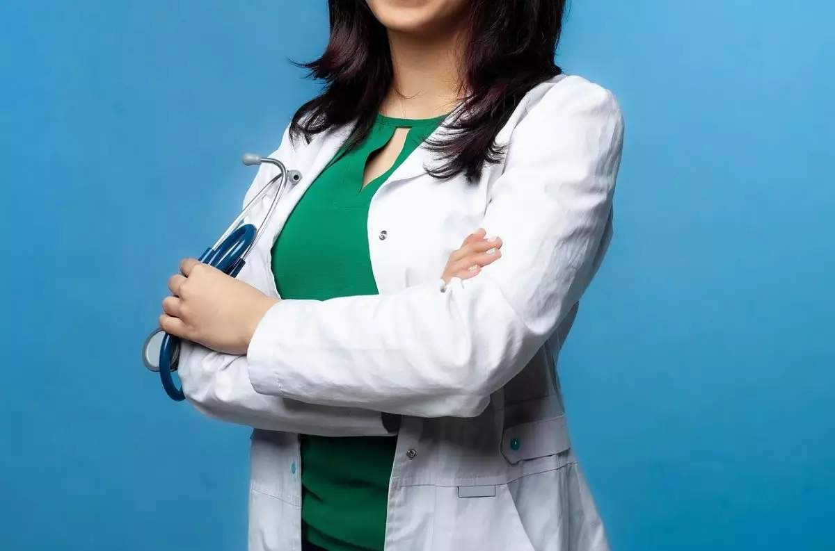 Пенсионерка попыталась спустить фельдшера с лестницы в СКО