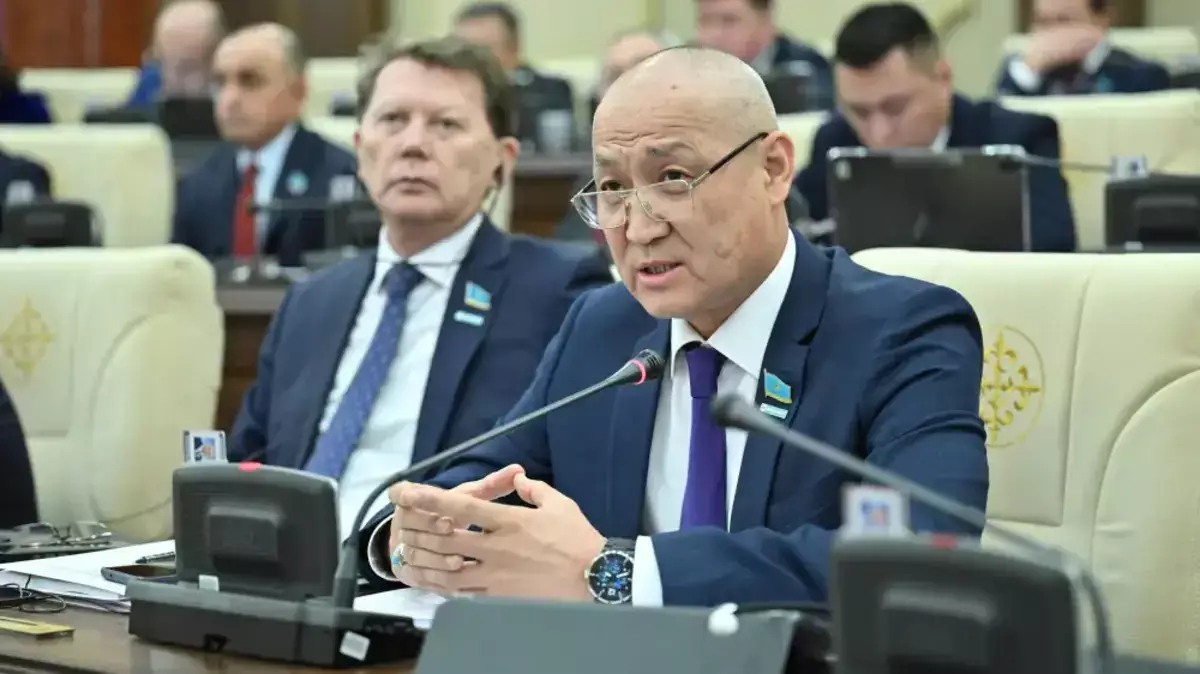 Дерзкая атака ЛГБТ на депутатов: разбор скандального инцидента в Мажилисе - новости на Lada.kz 12.11.2025