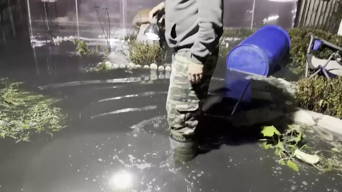 Әкімдіктің бөлмесінде түнеп жүрміз: Қостанайда кәріз суы баспаналарды шайып кеткен