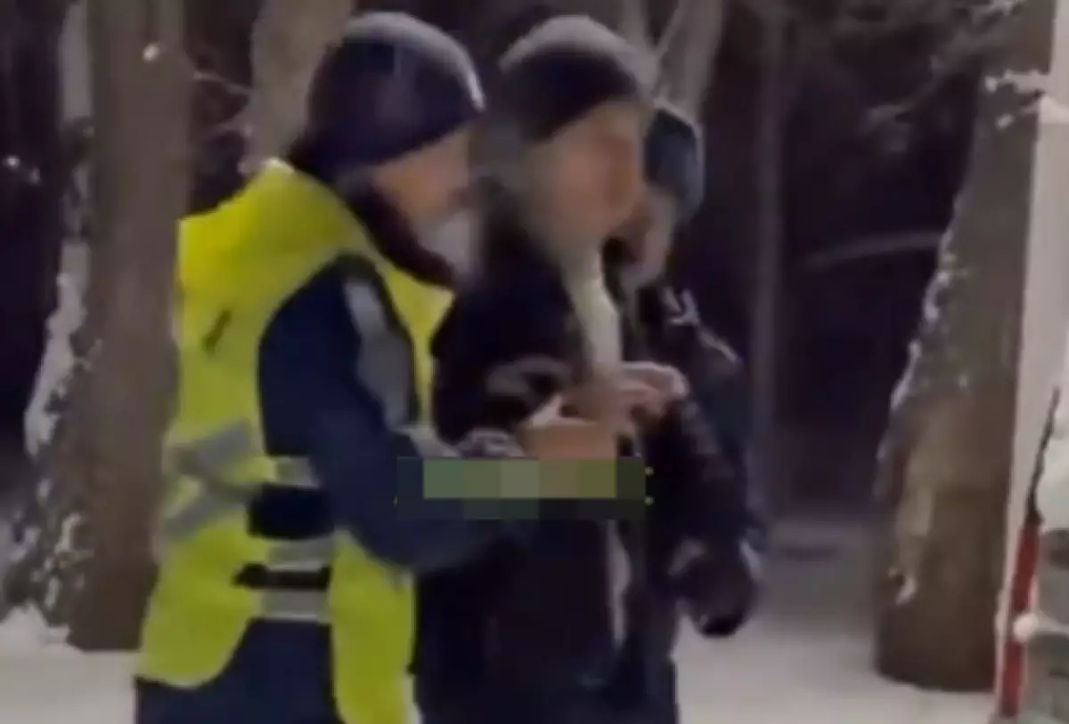 Мужчина с ножом бегал по двору Усть-Каменогорска