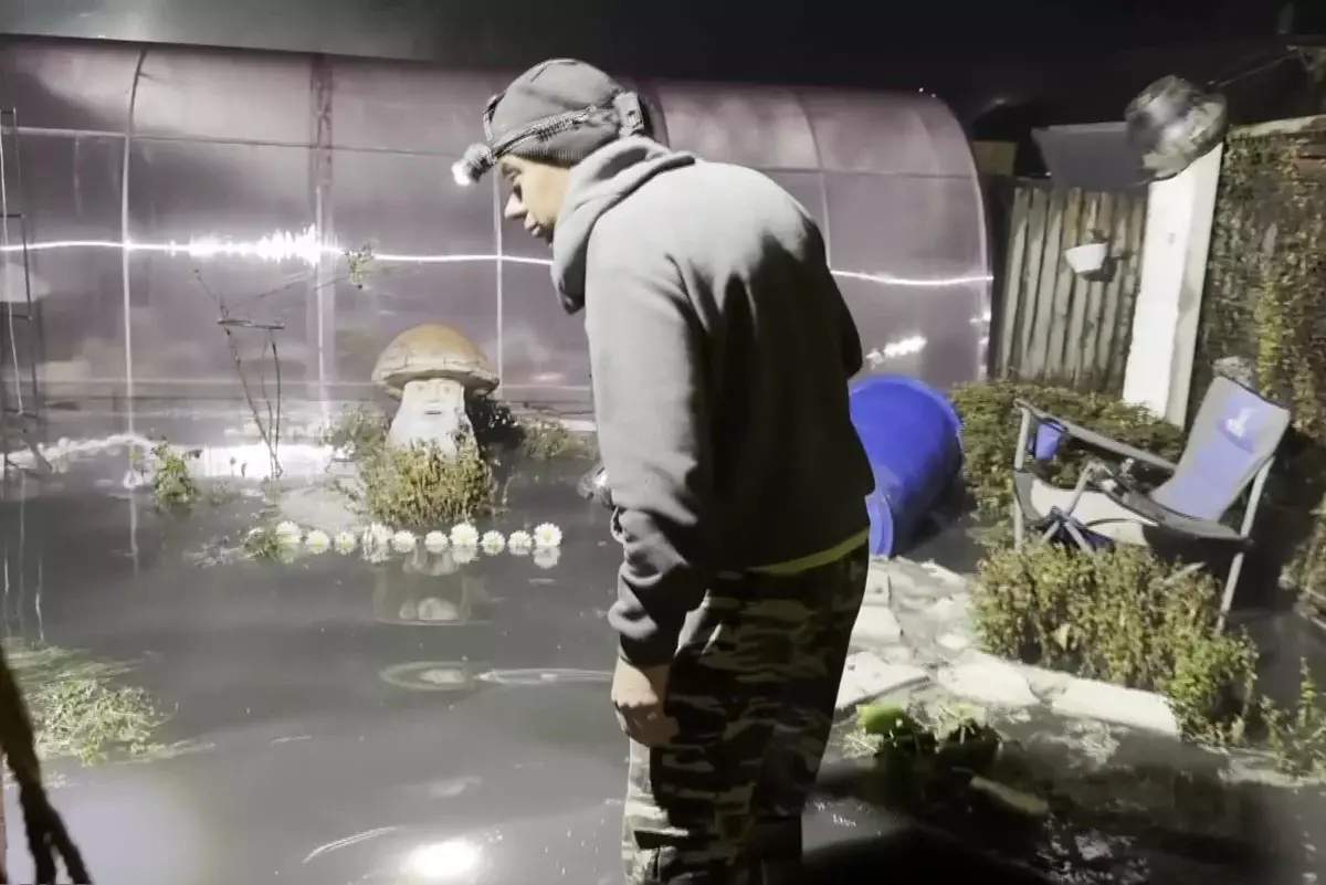 Проблемы с «душком»: костанайских дачников снова затопили канализационные стоки