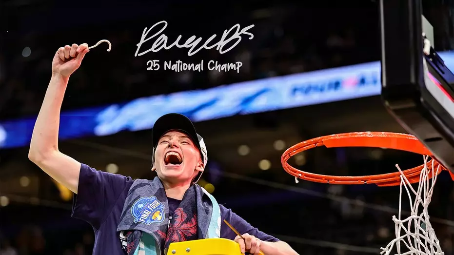 Пэйдж Бекерс заключила эксклюзивную сделку по мерчу с Fanatics после своего сезона, в котором она стала Новичком года в ЖНБА.