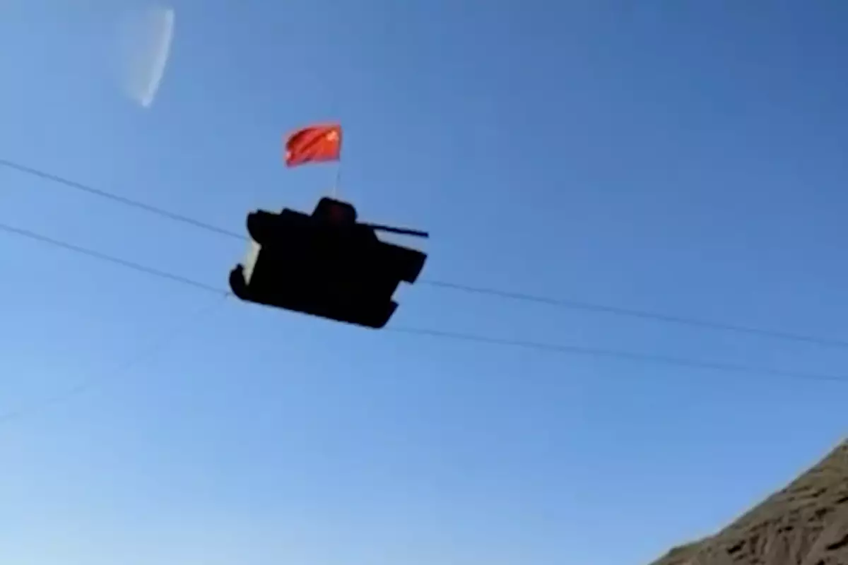 Танк пересек пропасть по канатам в Дагестане