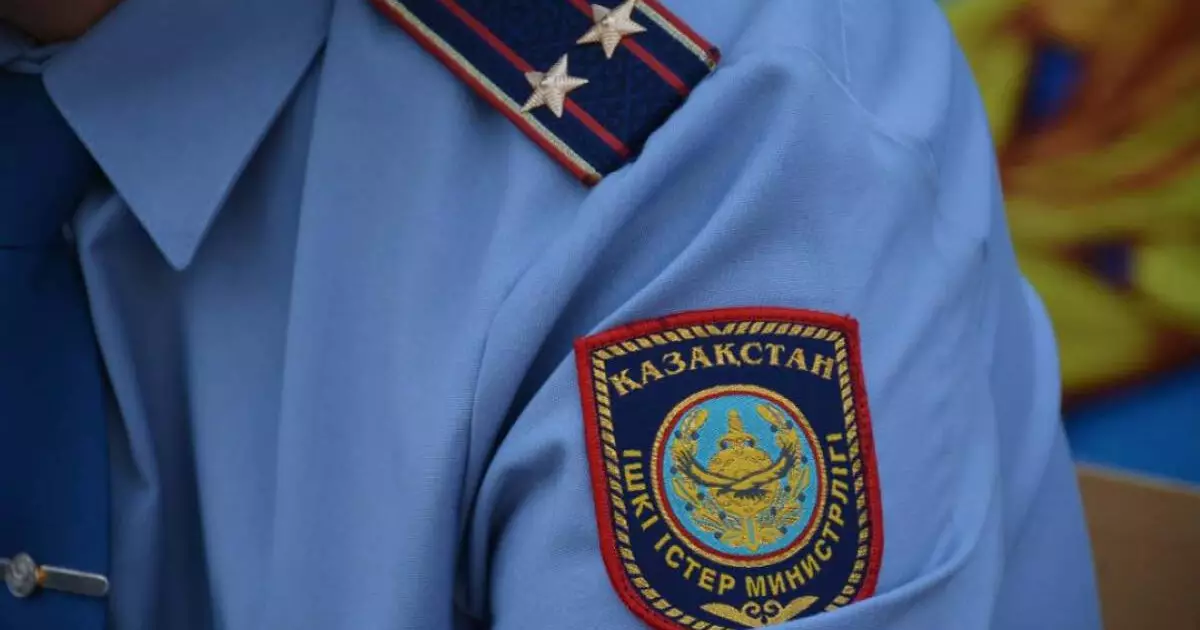  Өскеменде ер адам аулада пышақпен жүгіріп жүрген 