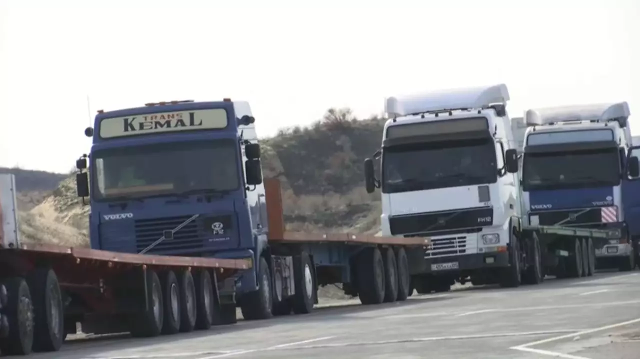 Қазақстан мен Қытай шекарасында 1500 жүк көлігі кептелісте тұр