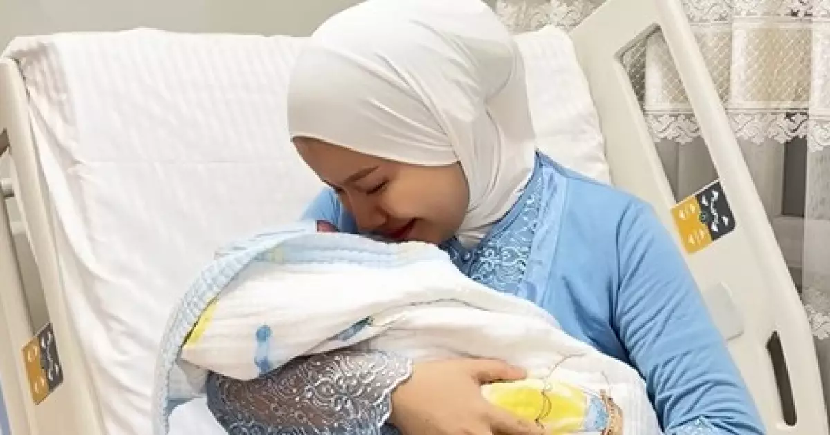   Әнші Абай Бегейдің қызы ана атанды   