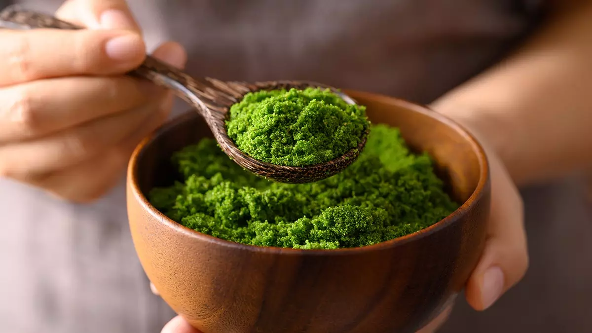 Исследование показало, что старение мозга может замедляться благодаря зеленому чаю, грецким орехам и крошечному болотному растению.