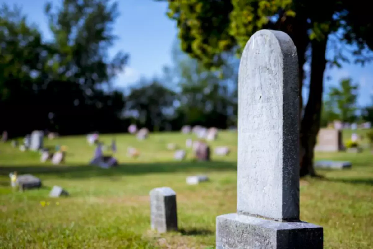 Астанчанка обещала изготовить памятник родным погибшего и исчезла с деньгами