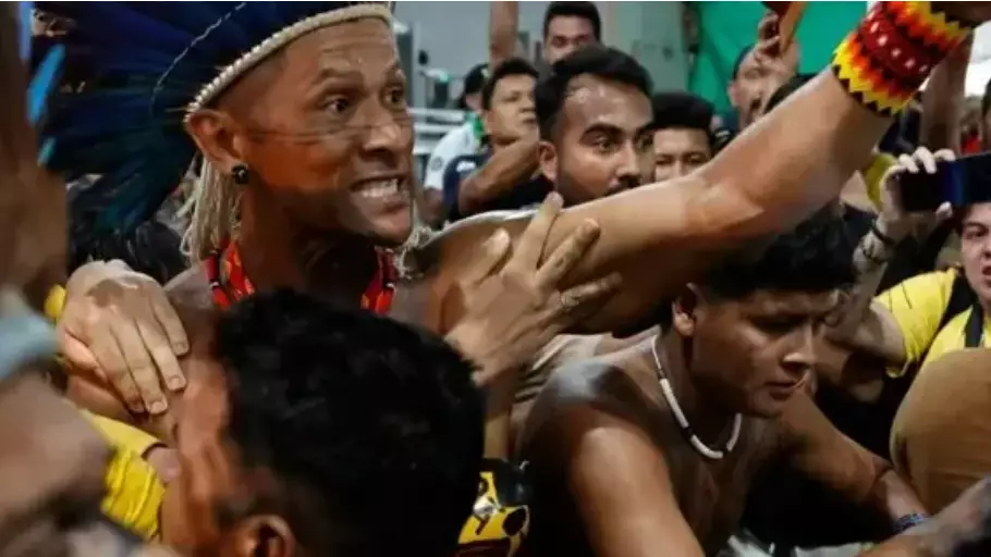 Бразилиядағы климаттық конференцияға байырғы халықтар басып кірді