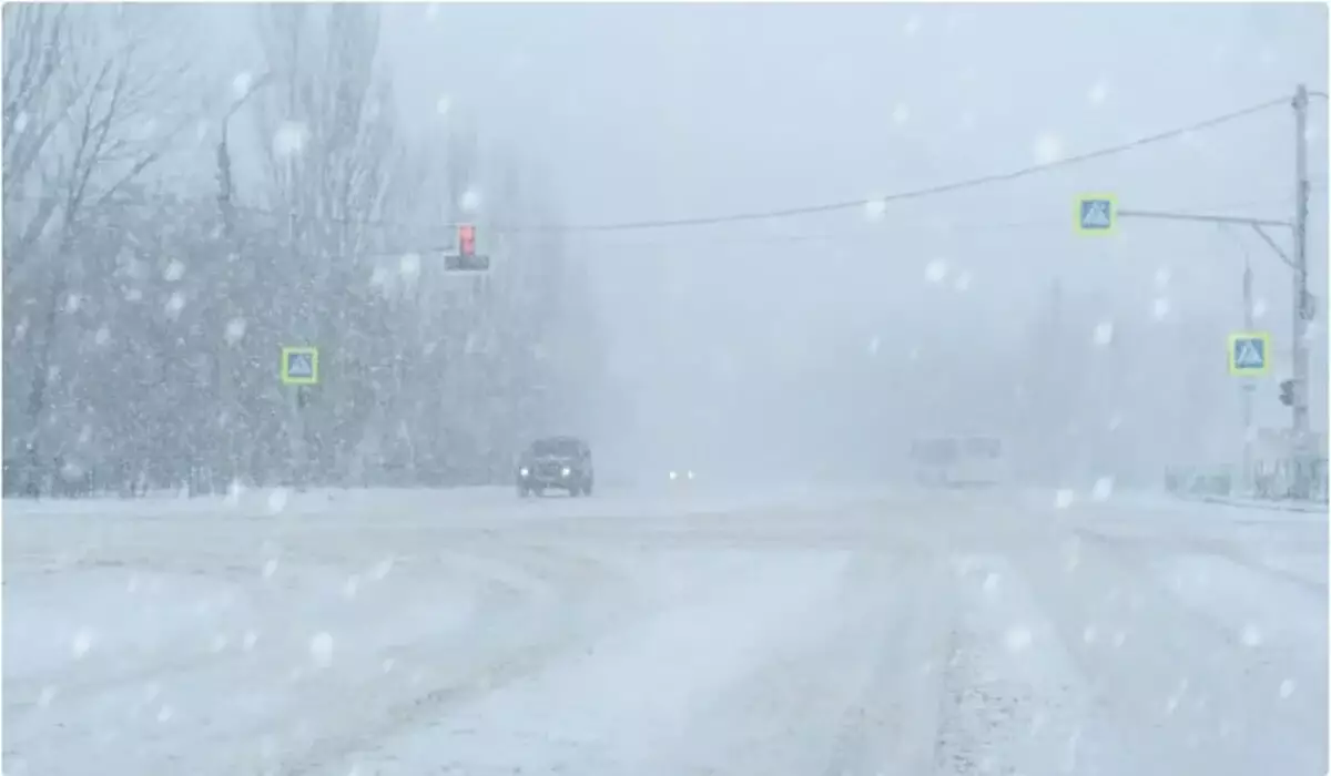 Сложные погодные условия прогнозируют на трассах в 6 областях Казахстана