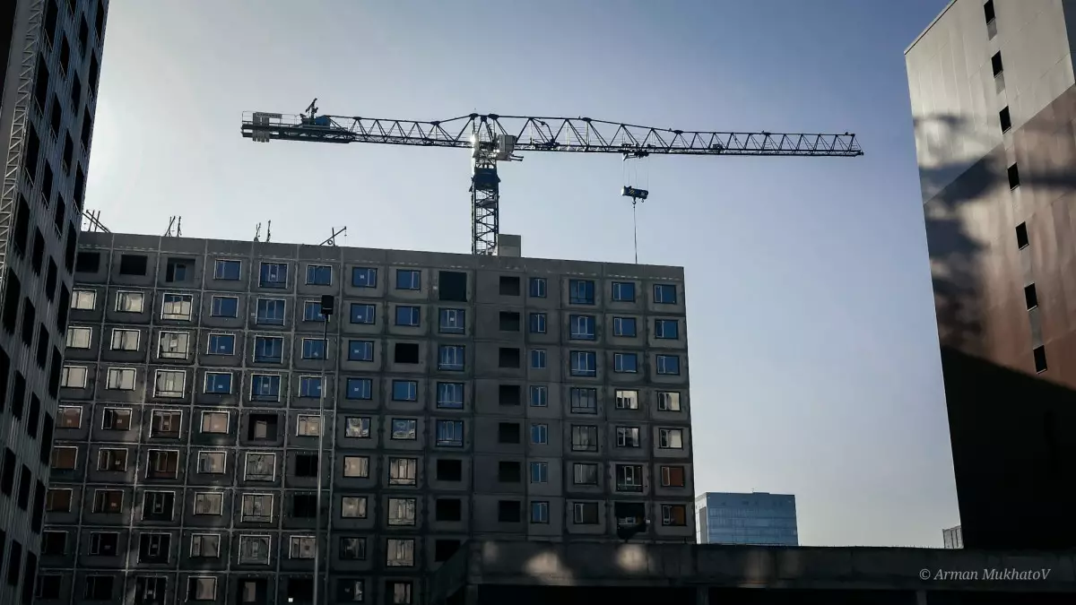 Ақсудағы былық: шенеуніктер салынып бітпеген пәтерлерді әлеуметтік тұрғын үй ретінде сатып алған