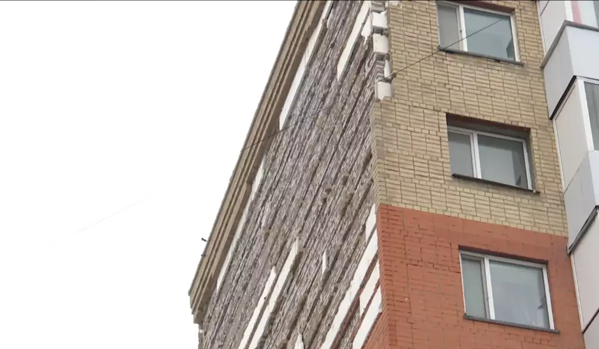 Обрушение фасада в Астане: власти объяснили, что пошло не так (ВИДЕО)