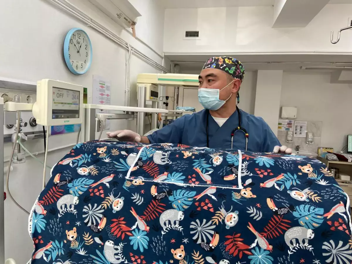 В Алматы выходили крошечного недоношенного младенца