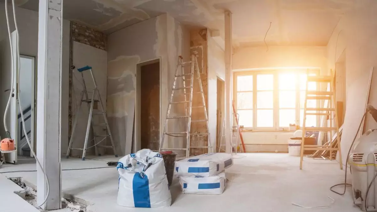 «Пәтеріңді жөндеп беремін»: Ақтөбеде жұртты алдап, 100 млн теңгені қалтасына басқан күдікті ұсталды