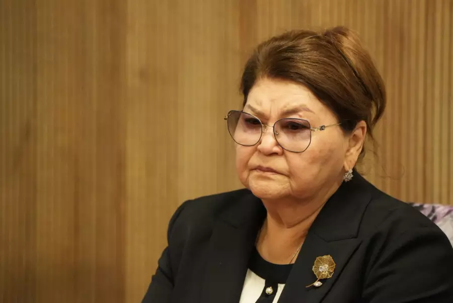 “Күйеуім қатерлі ісікке шалдыққан, жүрегі ауырады“ - Бишімбаевтың анасы сотта жылап жіберді