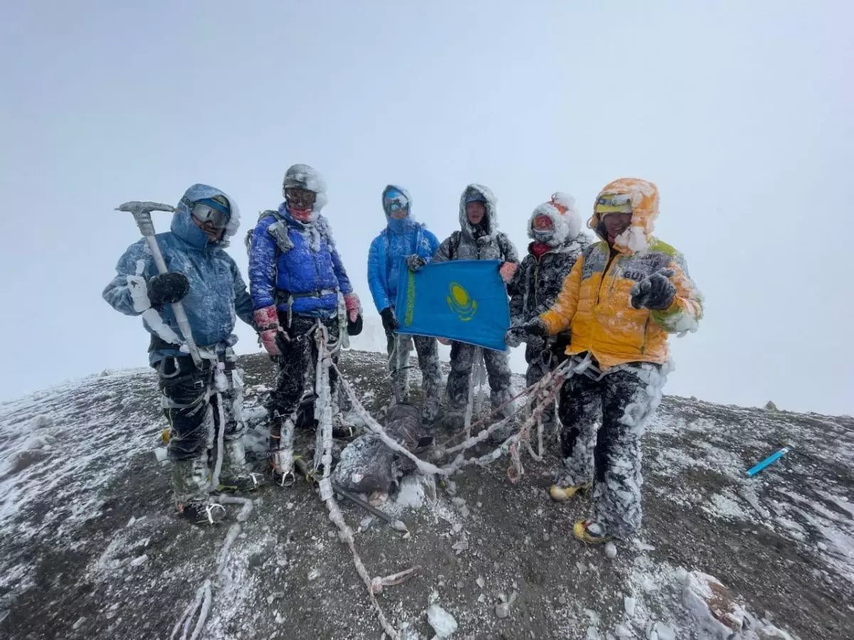 Флаг Казахстана покорил все континенты: Ғалымжан Құспанов завершил проект "7 Вулканов"