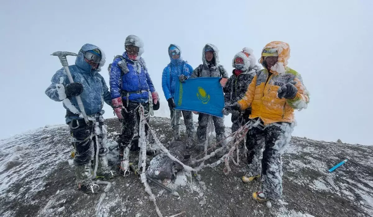 Шың басында – Қазақстанның Туы: Ғалымжан Құспанов 7 жанартауды бағындырған альпинистер қатарына енді