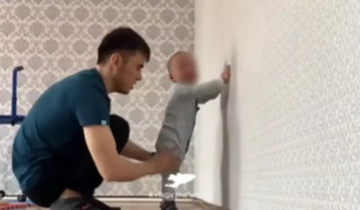 Табандылық пен сенім: дәрігерлер емдей алмаған баланы әкесі аяққа тұрғызды (ВИДЕО)