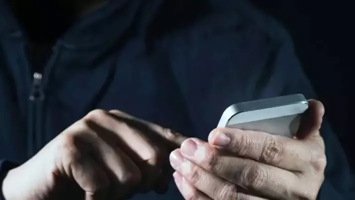 Ұрыларға тоналған үндістандық турист полицейлерге неге ашулы? (ВИДЕО)