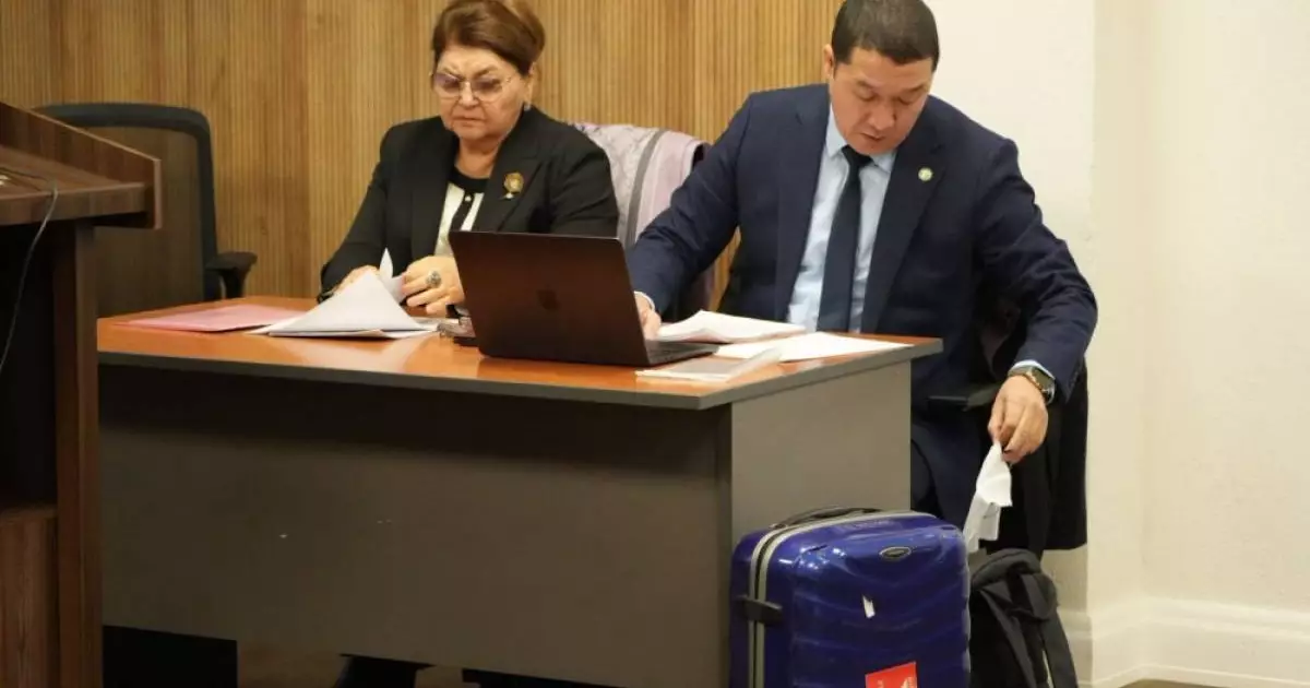  Мать Бишимбаева принесла в суд синий чемодан, в котором были миллион долларов 