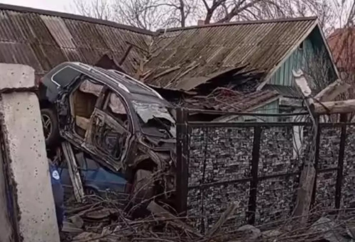 Автомобиль протаранил здание в СКО (ВИДЕО)