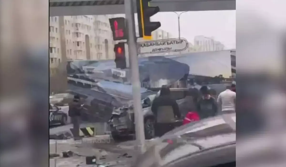 Астанада жеңіл көлік бағанаға соғылып, жүргізушісі қаза тапты (ВИДЕО)
