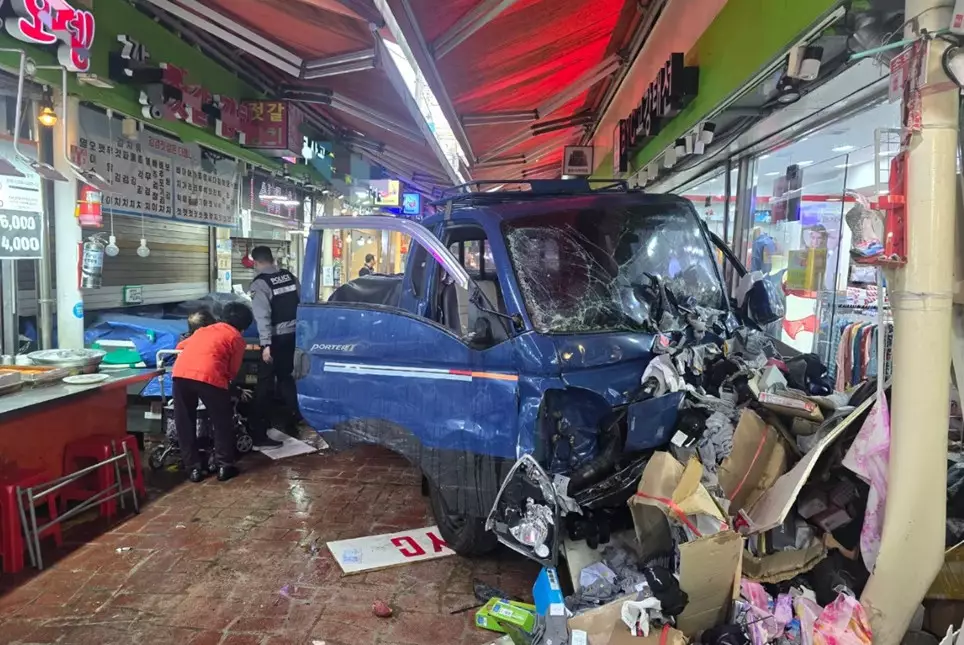В Южной Корее грузовик въехал в торговые ряды, погибли двое