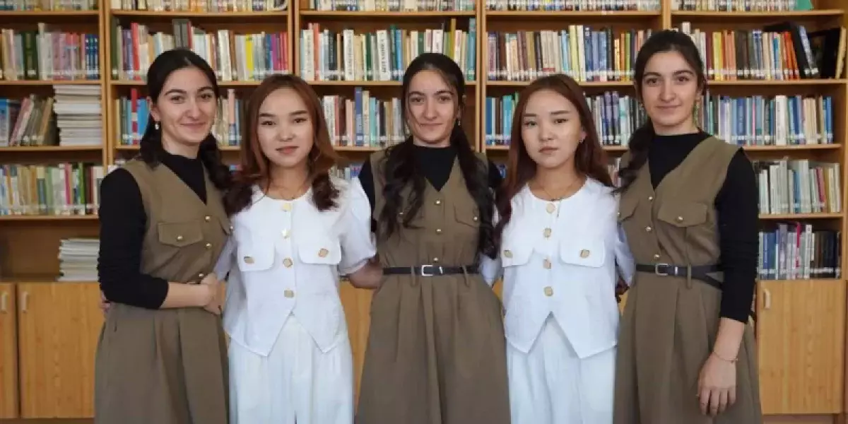 «Біз үшін үлкен мәртебе»: Әзербайжандық үшем мен қырғызстандық егіздер Түркістанда қазақ тілін үйреніп жүр