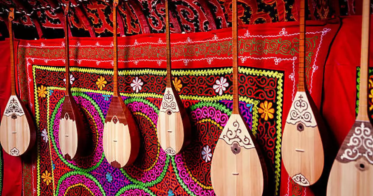   Домбыраның екі әлемі: шертпе мен төкпе дәстүрінің айырмашылығын білесіз бе?   