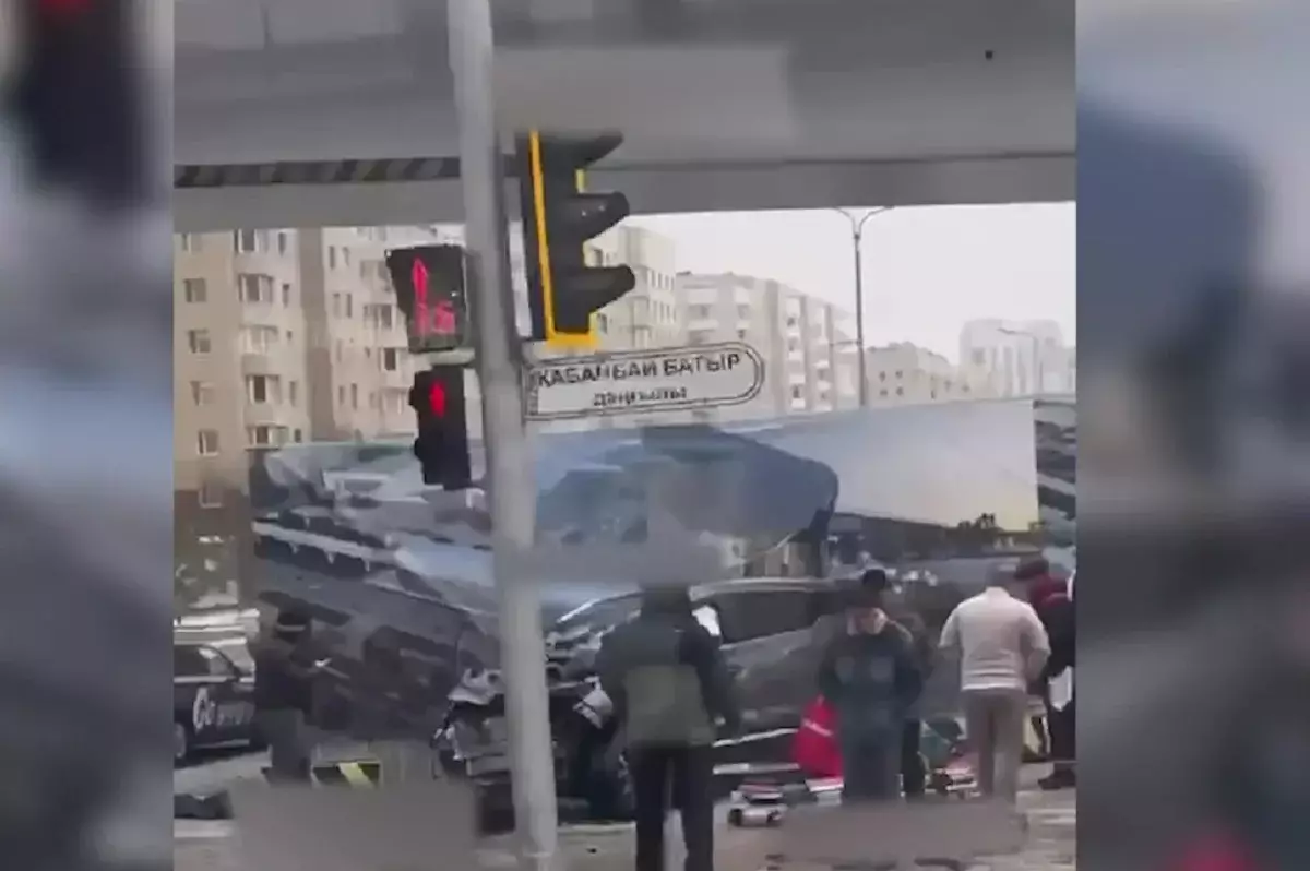 Астанада жеңіл көлік жүргізушісі көше шамына соғылып, көз жұмды