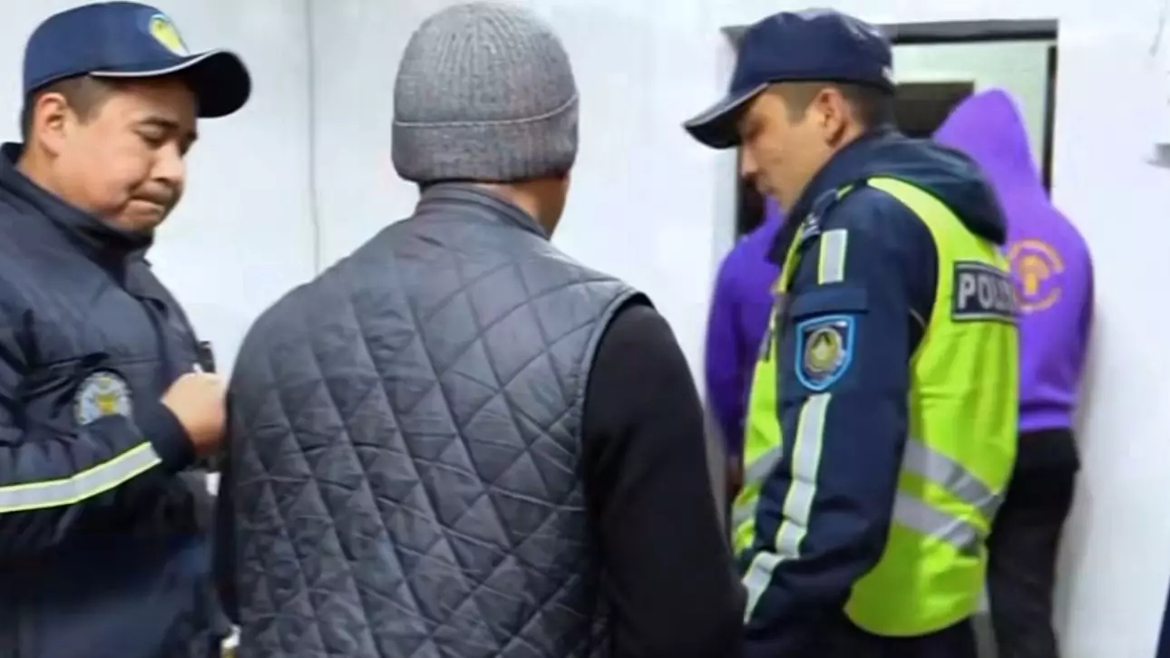 «Ұялма, сен кішкентай емессің»: Астанада 12 жастағы қызға жазған ер адам қолға түсті (Видео)