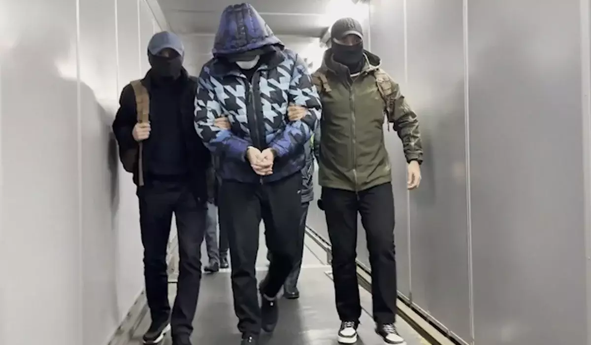 Разыскивали 17 лет: подозреваемого в убийстве казахстанца экстрадировали из Литвы (ВИДЕО)