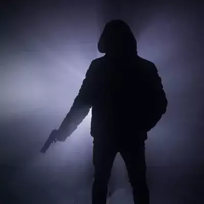 В Алматы мужчина с пистолетом преследовал девушку