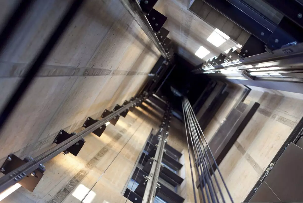 Падение лифта в Астане: один человек погиб, двое в больнице