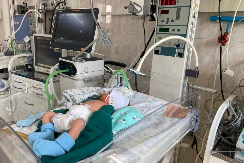 В Алматы спасли крошечного недоношенного ребёнка весом 700 грамм