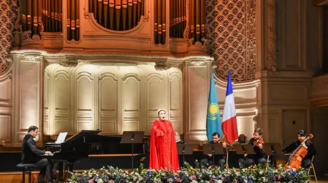 Халық әртісі Майра Мұхамедқызы Париж төрінде ән салды (ФОТО)