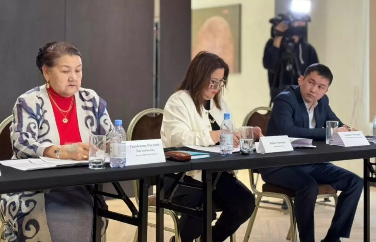 «Арсыз дүниелердің ықпалына қарсымыз»: Алматыда ЛГБТ насихатына қарсы заң талқыланды