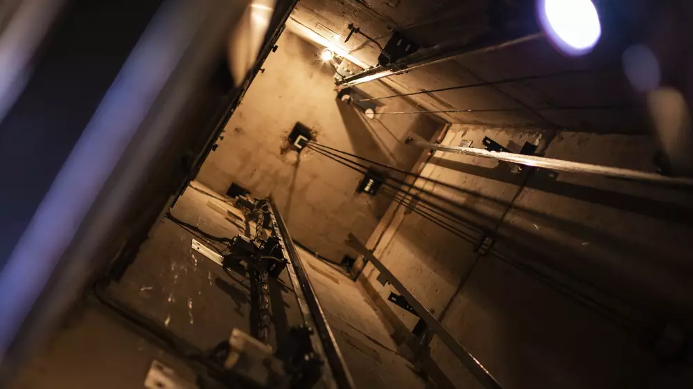 Астанада тұрғын үй кешеніндегі лифт құлап, бір адам мерт болды