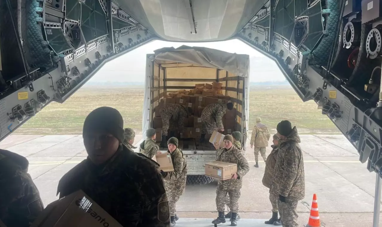 Самолет с гуманитарным грузом вылетел из Казахстана в Афганистан