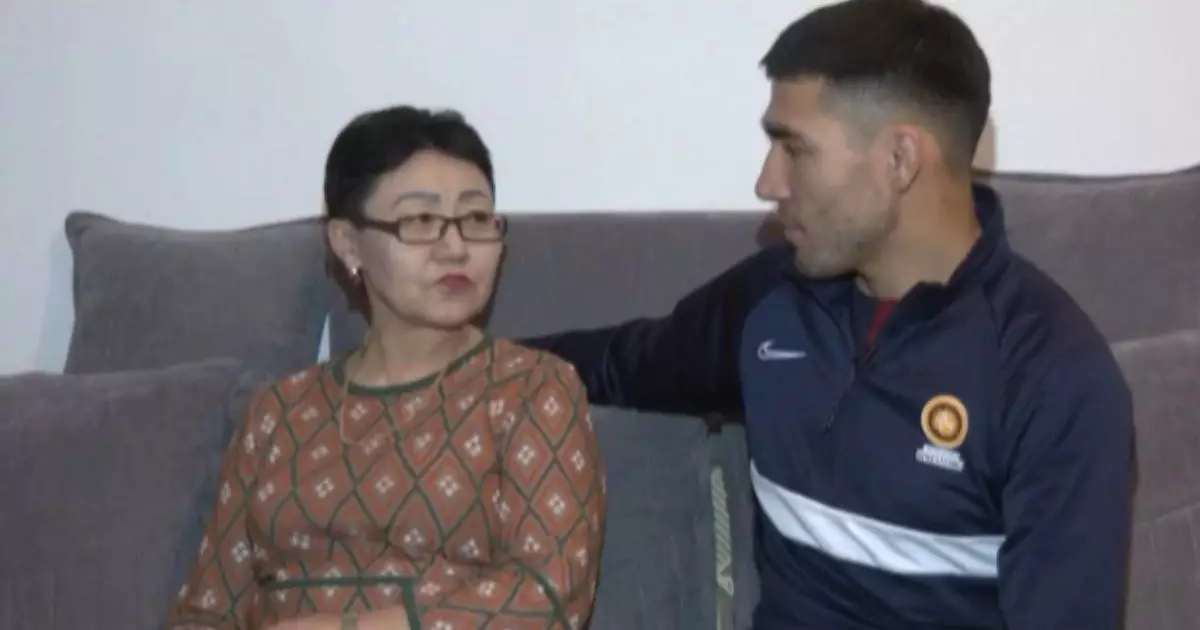  «Жыладым, жүрегім ауырды»: Көкшетаулық жігіт анасына бауырын беріп донор болды 