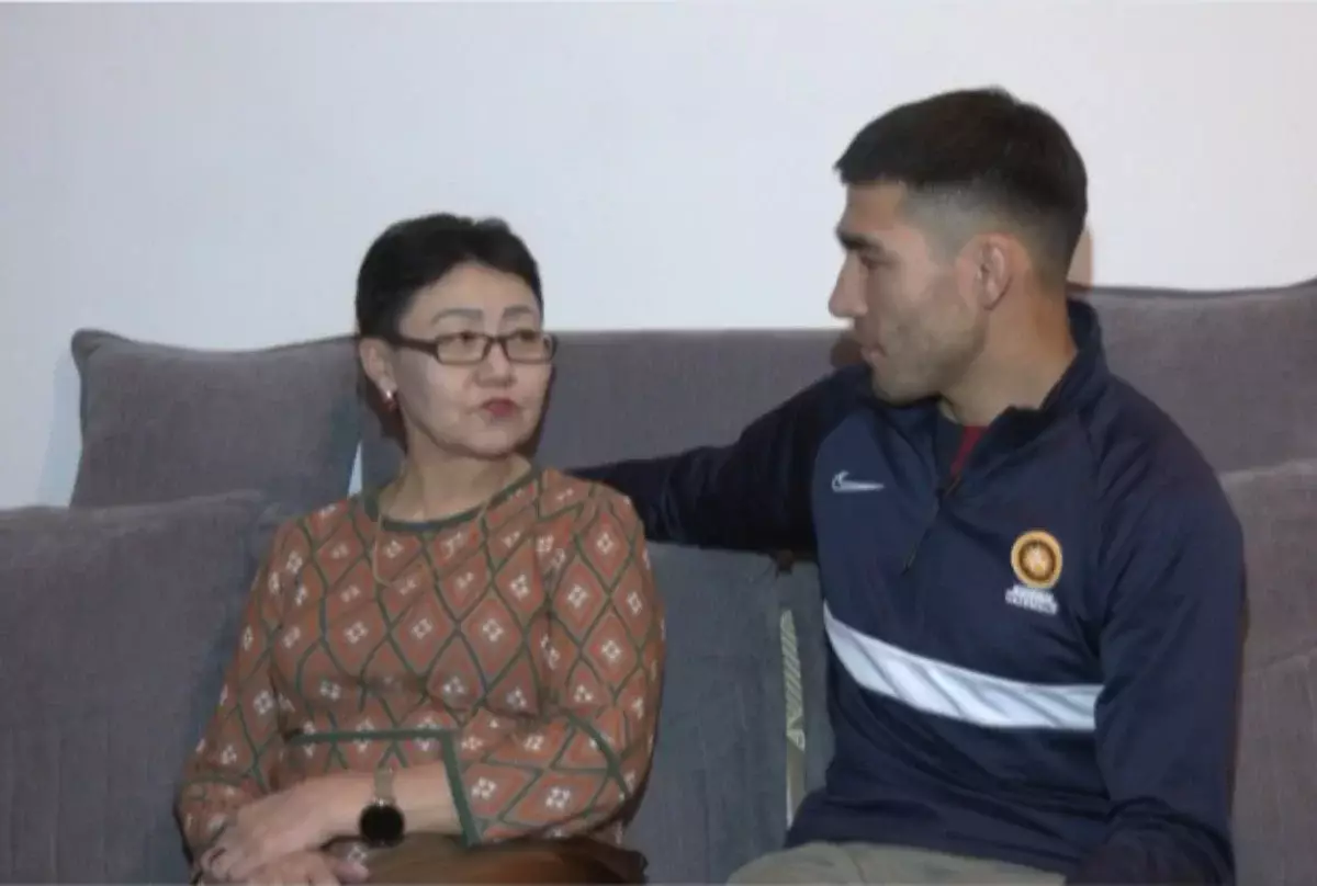 «Анасыз қалай өмір сүремін»: Көкшетаулық жігіт анасына бауырын беріп донор болды