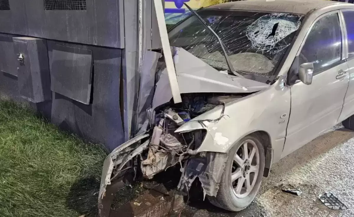 Трагедия в Алматы: имам скончался за рулём, автомобиль врезался в билборд