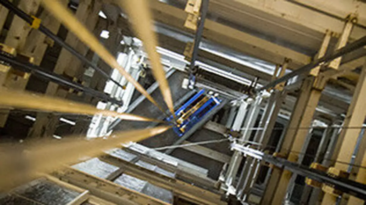 В Астане сорвался лифт с людьми: один погиб, двое ранены