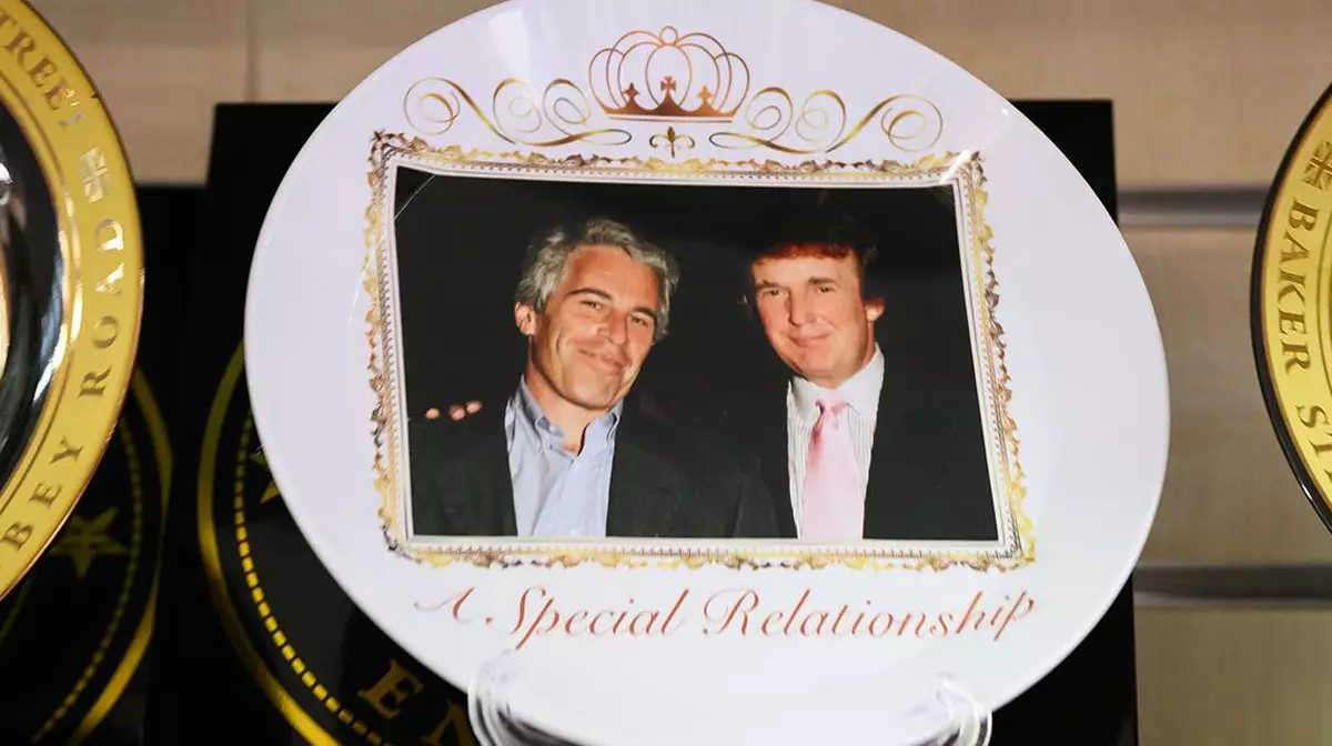 СМИ: Эпштейн пытался передать России компромат на Трампа