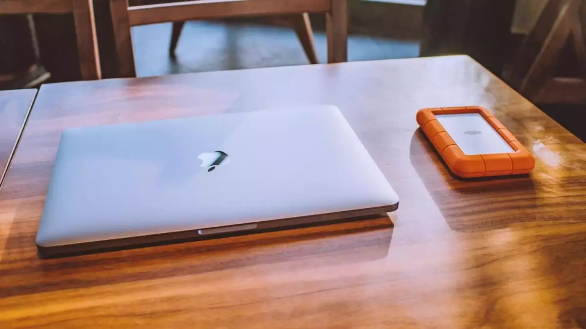 Технология Apple Passkey повышает безопасность Mac с помощью биометрической аутентификации и зашифрованного хранилища.