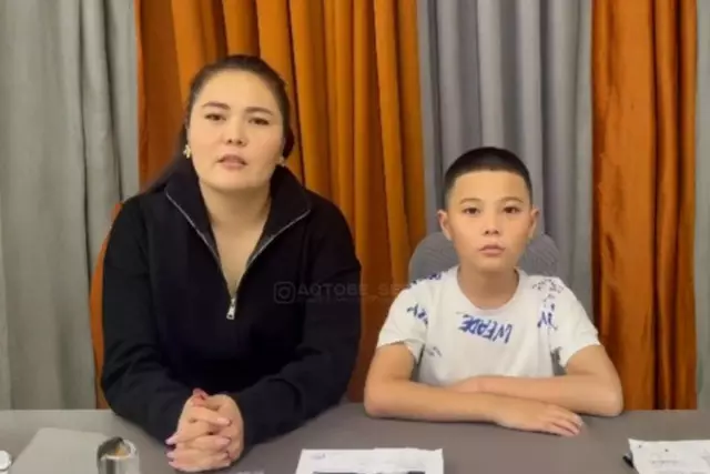 “Сынған қолын одан сайын бұрап, салыстырып көреді”: Ақтөбеде қолы сынған оқушының анасы видеоүндеу жасады