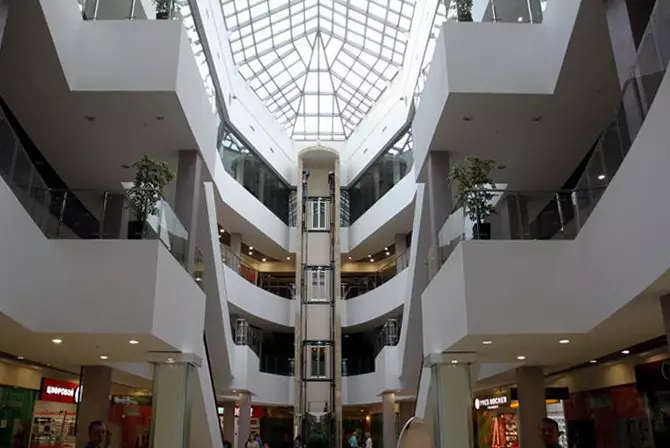 В Казахстан усилят охрану торгово-развлекательных центров